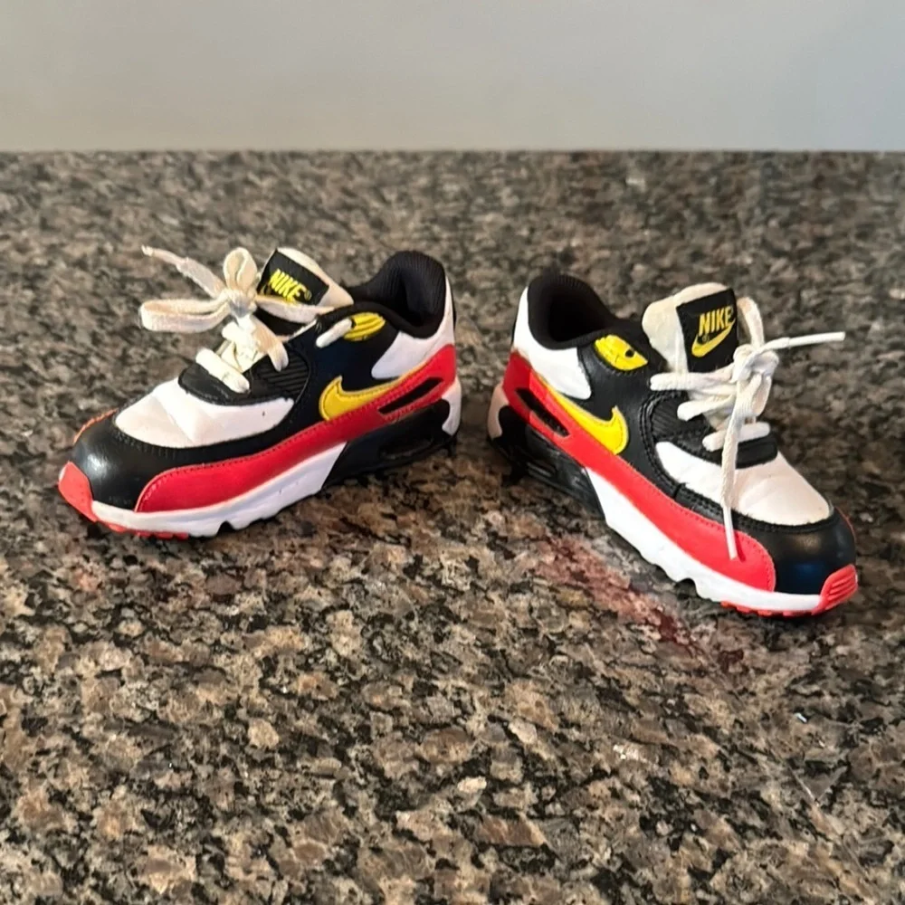 Nike Black and Red Sneakers Air Max Design EUC 10C